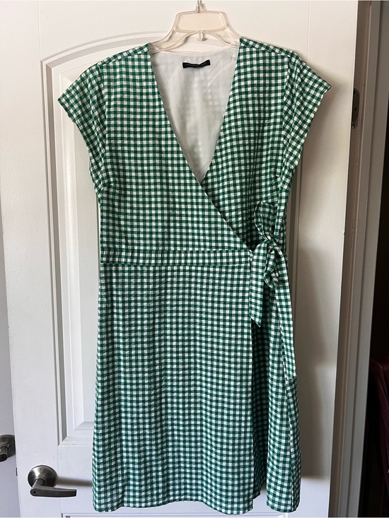 Banana Republic Dresses & Skirts - Banana Republic Green and White Gingham Wrap Midi Dress